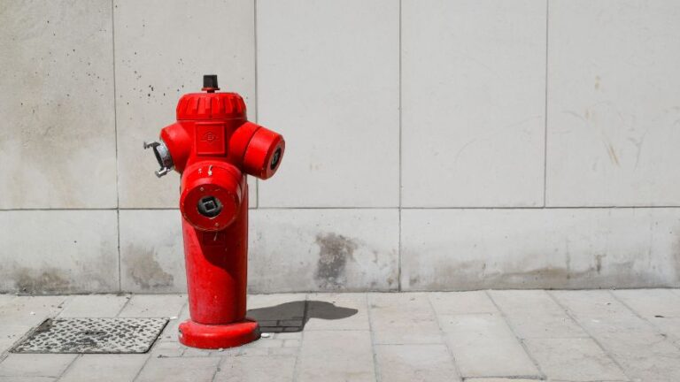 Czerwony hydrant zewnętrzny na chodniku