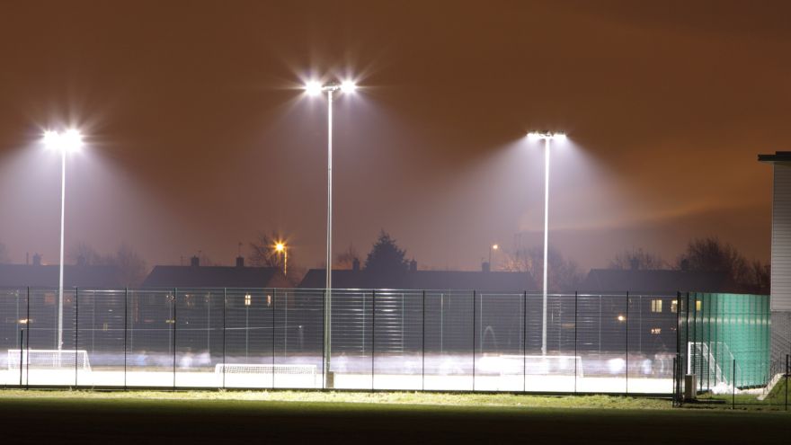 Oświetlnie zewnętrzne boiska sportowego nocą