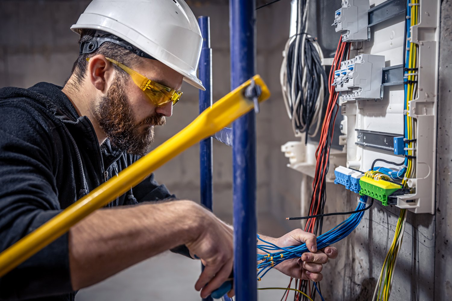 Wymiana instalacji elektrycznej w starym budownictwie – Krok po kroku