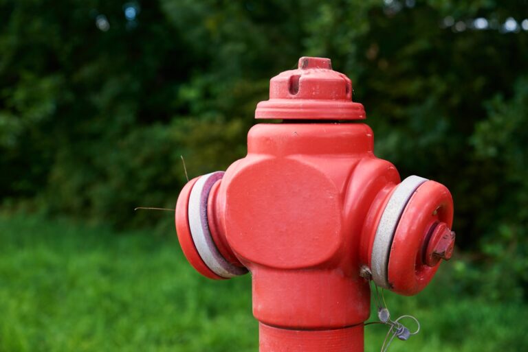 Kompleksowy przewodnik po hydrantach dla skutecznej ochrony przeciwpożarowej