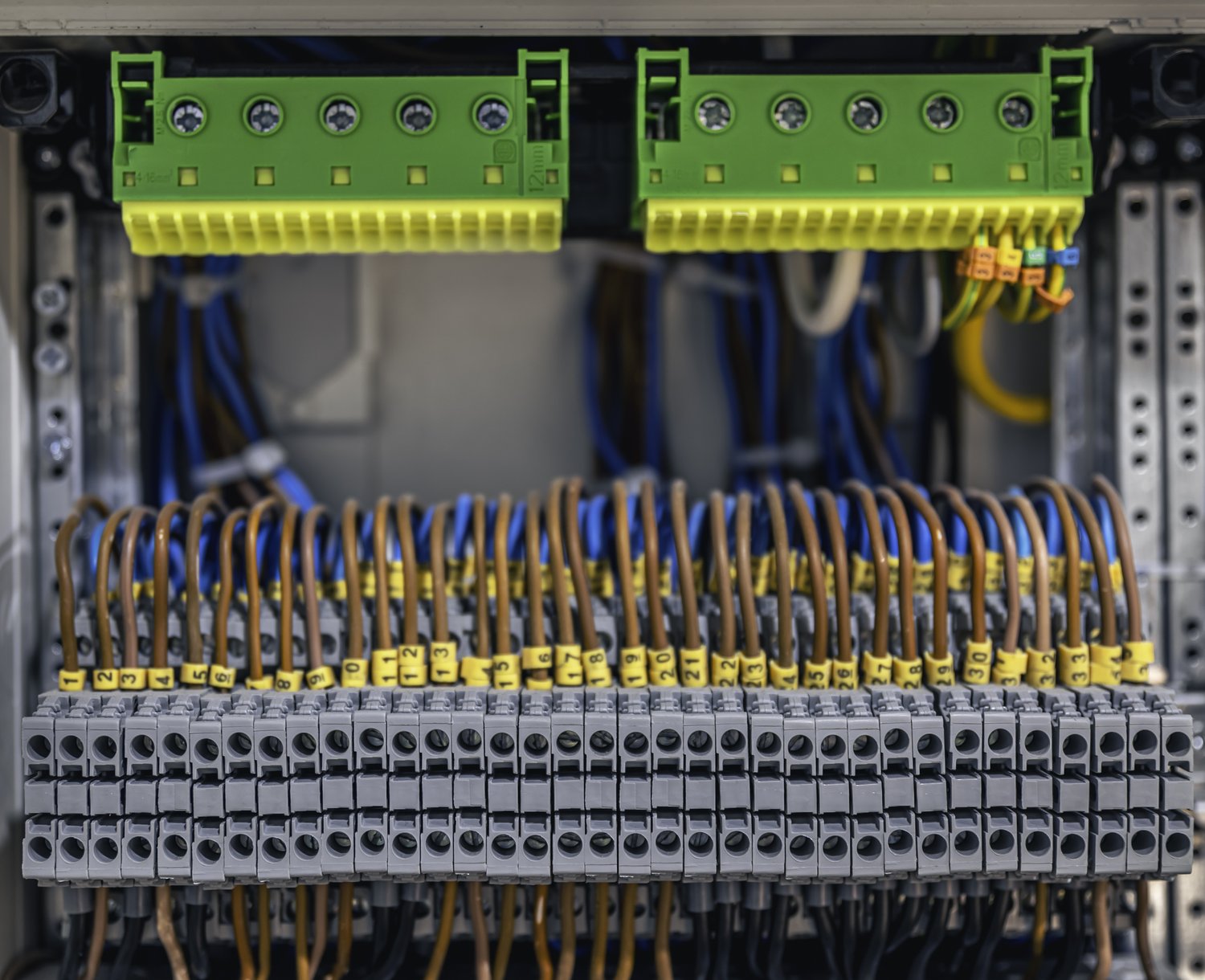Jak wybrać i zainstalować odpowiednią aparaturę elektryczną w domu