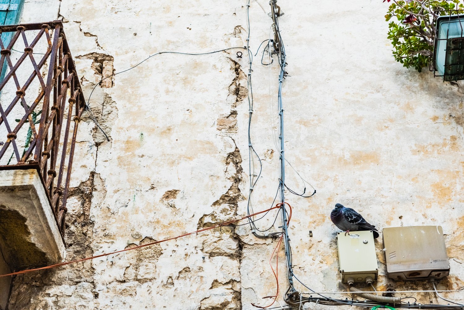 Modernizacja instalacji elektrycznej w obiektach zabytkowych – Wyzwania i rozwiązania