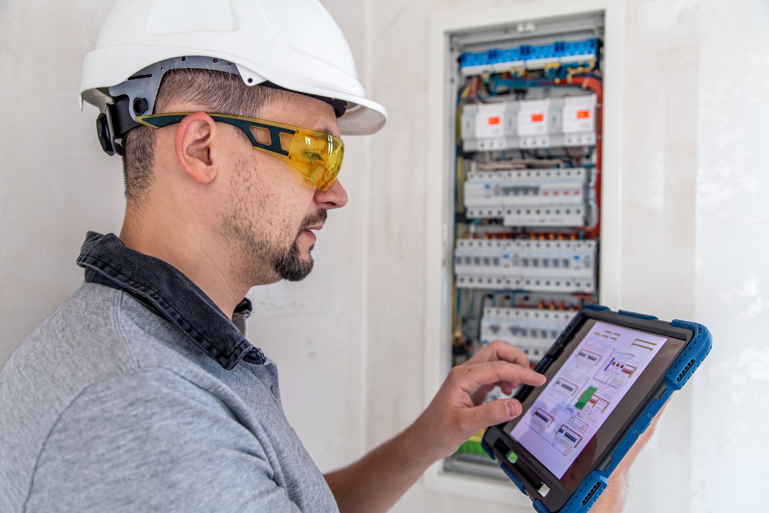 Monitoring parametrów elektrycznych – Analiza i optymalizacja sieci