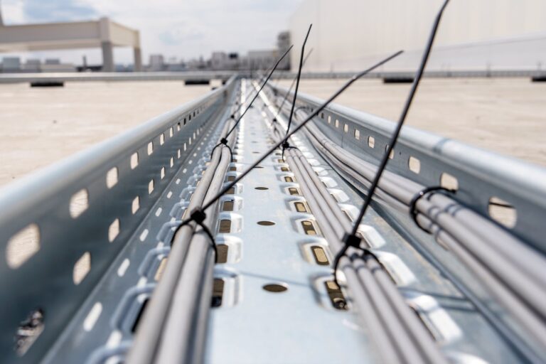 Praktyczny przewodnik po trasach kablowych i płaskownikach aluminiowych dla instalacji elektrycznych