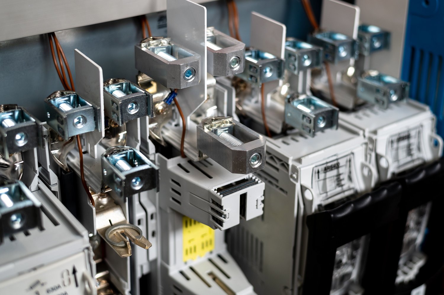 Jak wybrać odpowiednie rozłączniki i bezpieczniki do instalacji elektrycznej