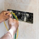 Instalacje elektryczne w strefach mokrych – Standardy i zabezpieczenia