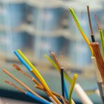 Jak wybrać i zainstalować odpowiednie kable do nowoczesnych instalacji elektrycznych i telekomunikacyjnych
