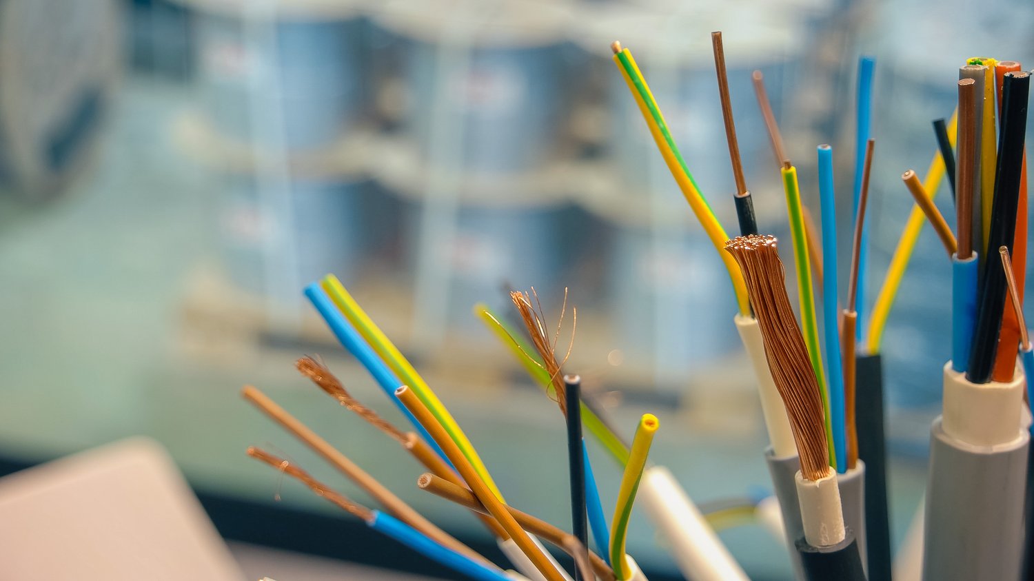 Jak wybrać i zainstalować odpowiednie kable do nowoczesnych instalacji elektrycznych i telekomunikacyjnych