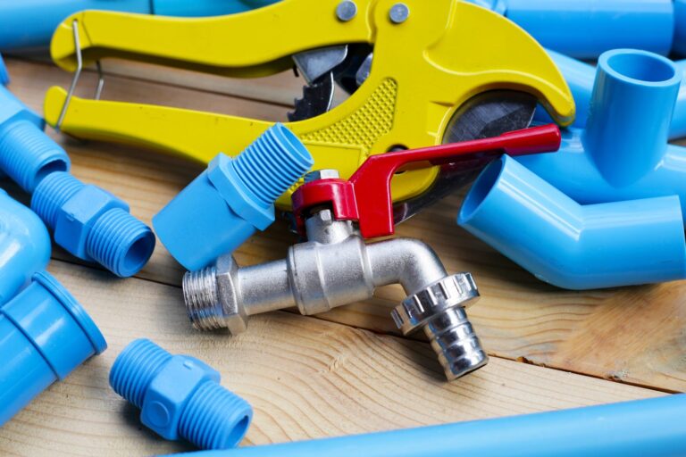 Niezbędne narzędzia hydrauliczne dla profesjonalistów i majsterkowiczów