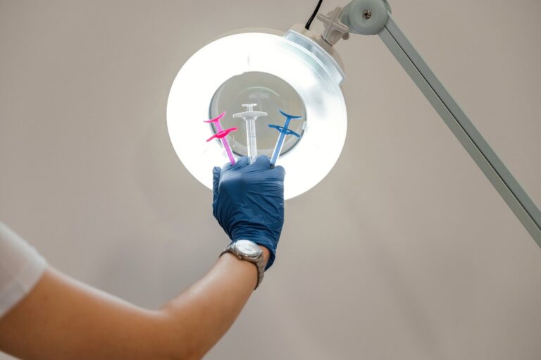 Jak bezpiecznie wymienić żarówkę w lampie sufitowej