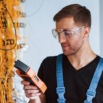 Jak prawidłowo wykonać pomiary elektryczne w domu jednorodzinnym