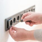 Jak samodzielnie wymienić gniazdko elektryczne – poradnik krok po kroku