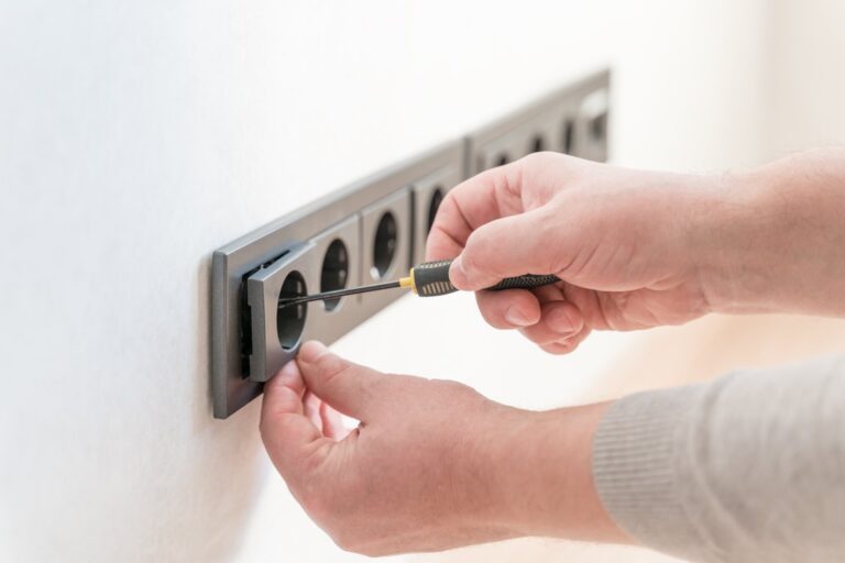 Jak samodzielnie wymienić gniazdko elektryczne – poradnik krok po kroku