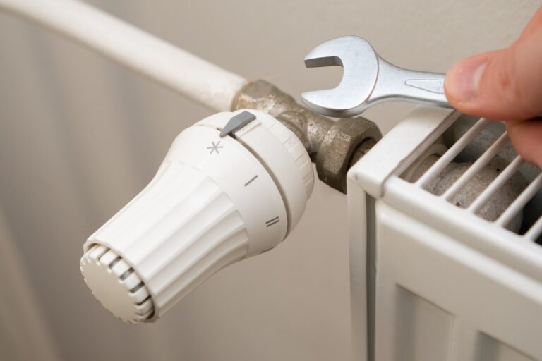 Jak prawidłowo odpowietrzyć grzejniki przed sezonem grzewczym