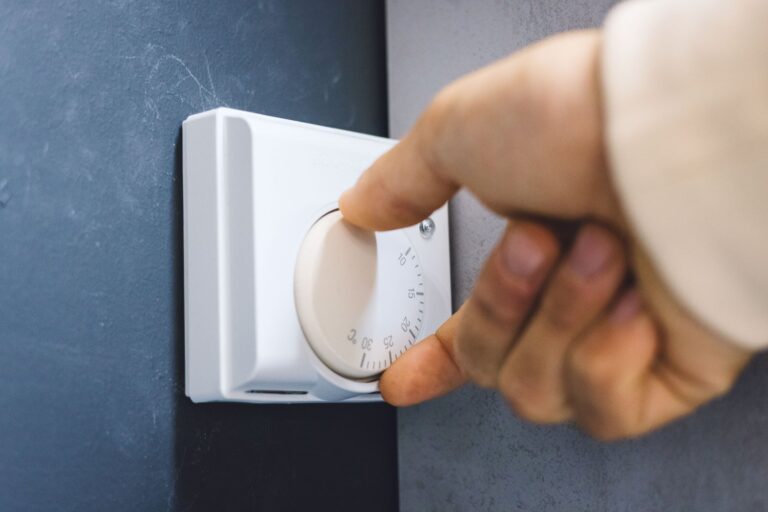 Jak wybierać i stosować urządzenia kontrolne i zabezpieczające w instalacjach grzewczych