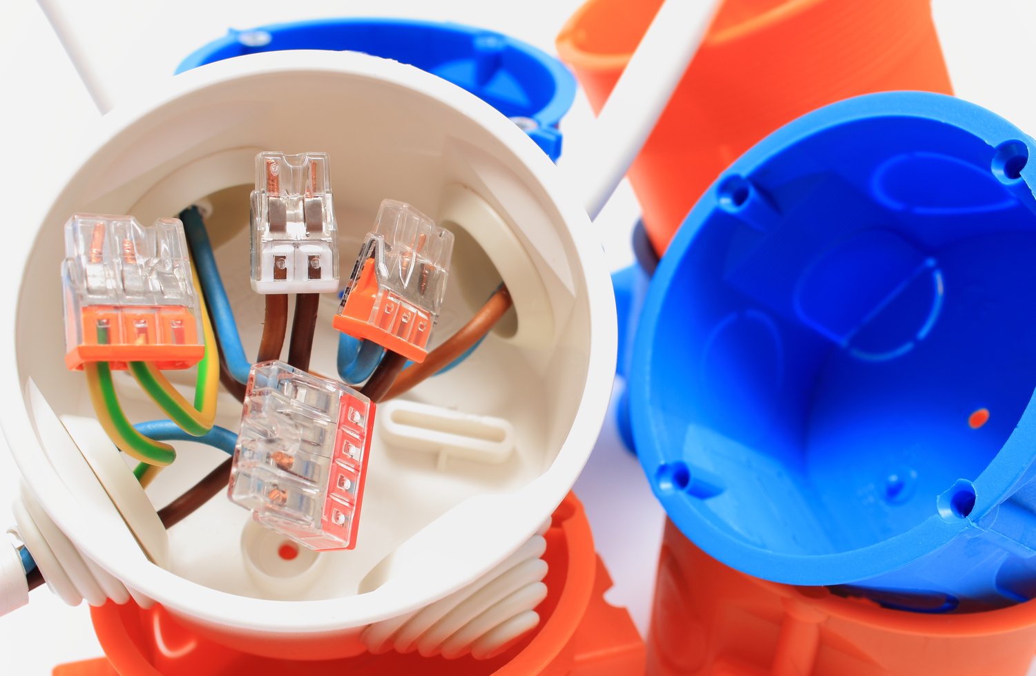 Jak wybrać odpowiednią puszkę natynkową do instalacji elektrycznej