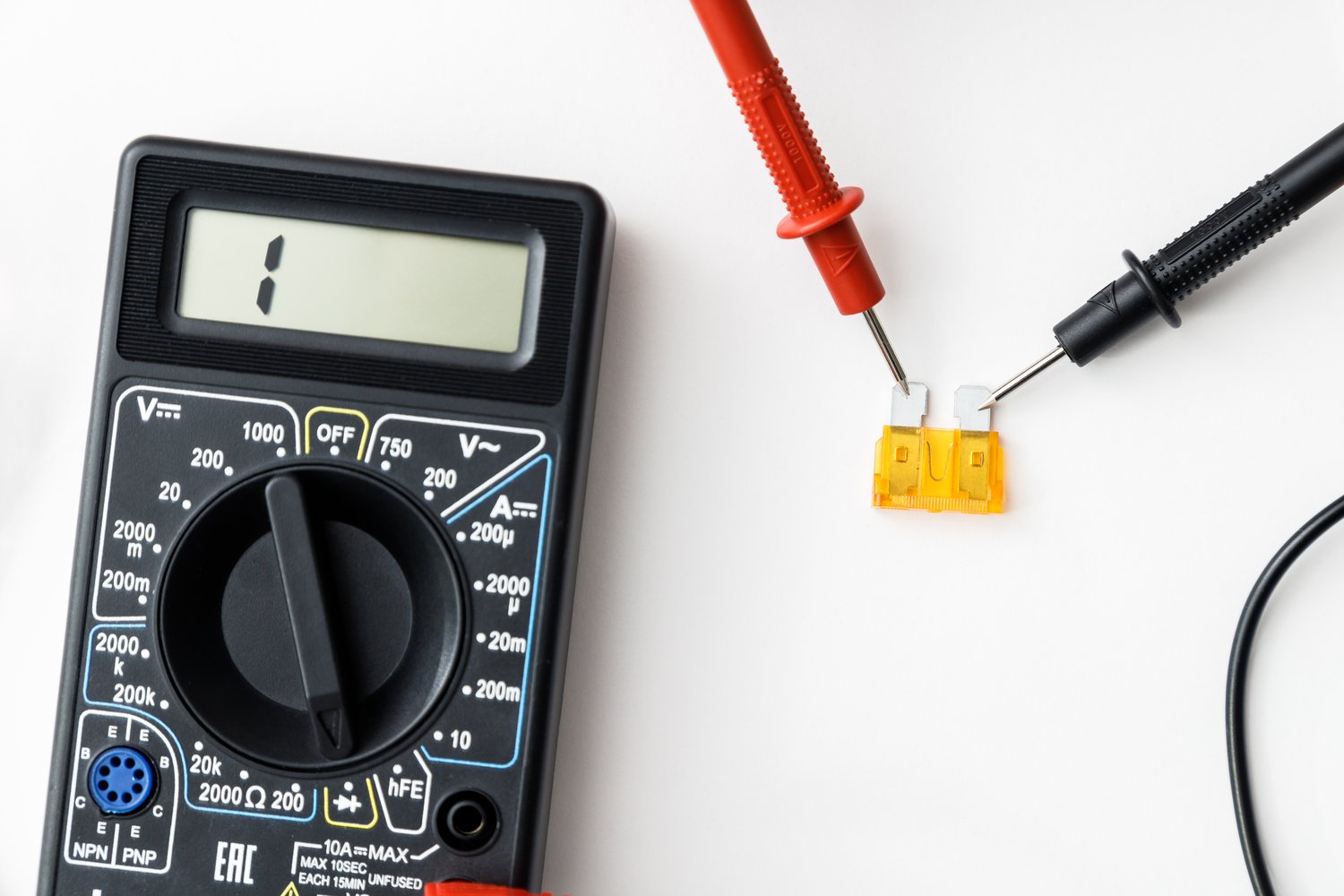Jak wykonać podstawowe pomiary elektryczne miernikiem uniwersalnym