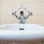 Jaką armaturę wybrać do małej łazienki – praktyczne wskazówki