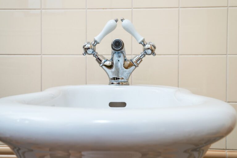 Jaką armaturę wybrać do małej łazienki – praktyczne wskazówki