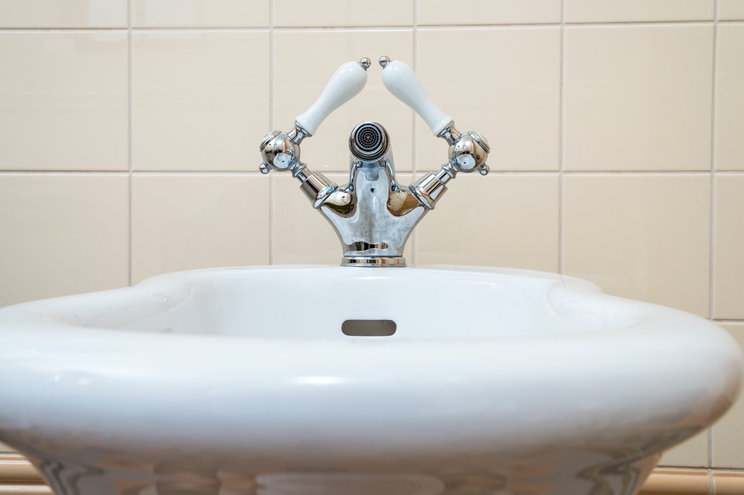 Jaką armaturę wybrać do małej łazienki – praktyczne wskazówki