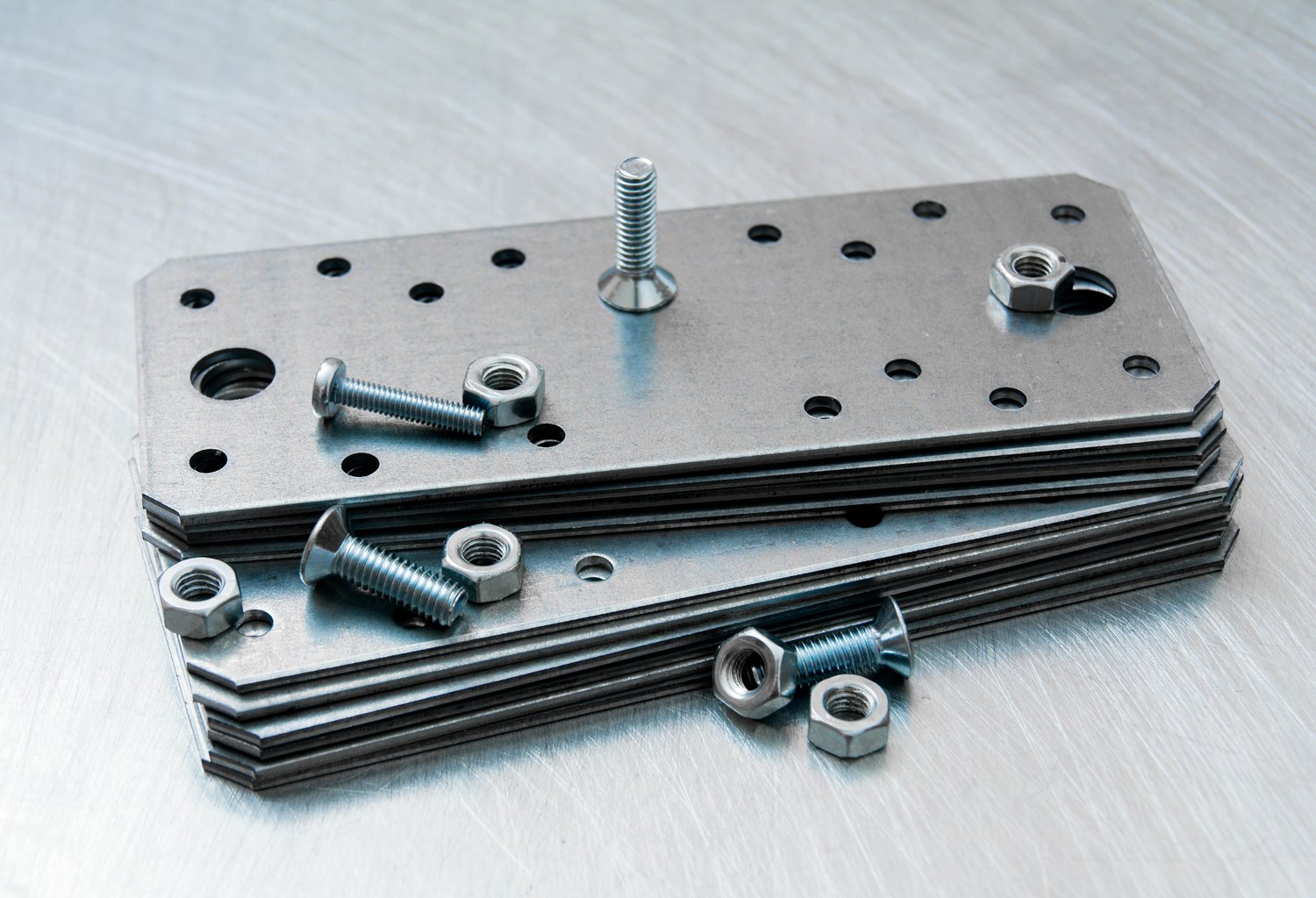 Praktyczny przewodnik po systemach mocujących i elementach łączących w instalacjach