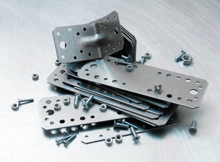 Profesjonalne systemy mocujące i konsole ścienne w instalacjach elektrycznych i hydraulicznych