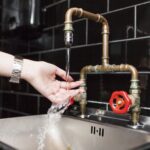 Dlaczego brakuje ciśnienia wody w kranie i jak to rozwiązać