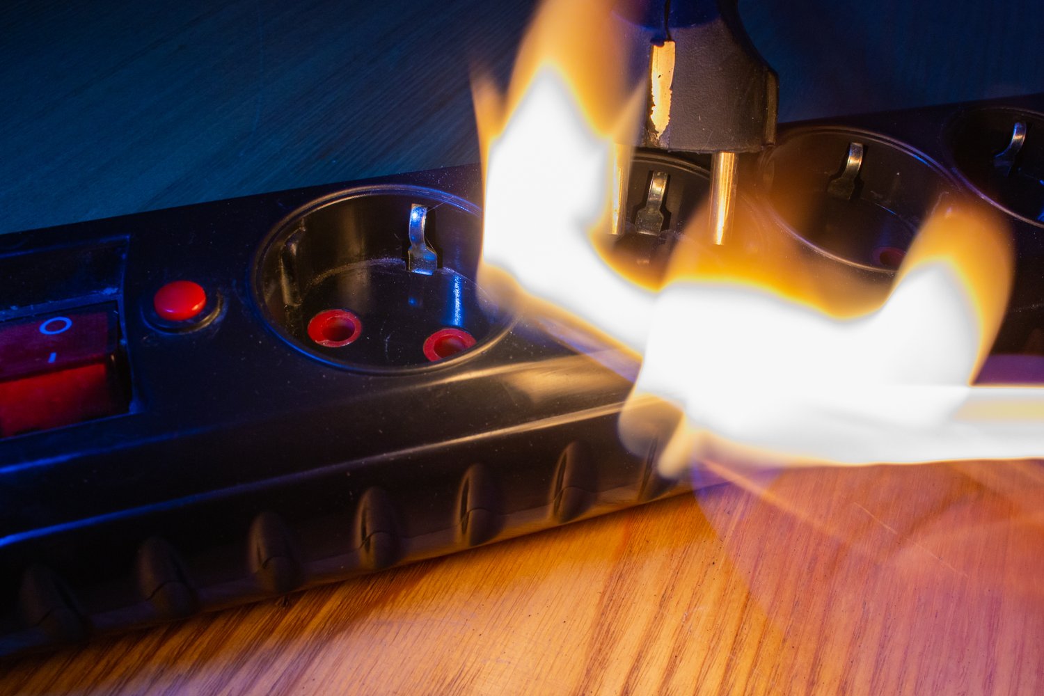 Dlaczego grzeje się gniazdko elektryczne i co z tym zrobić