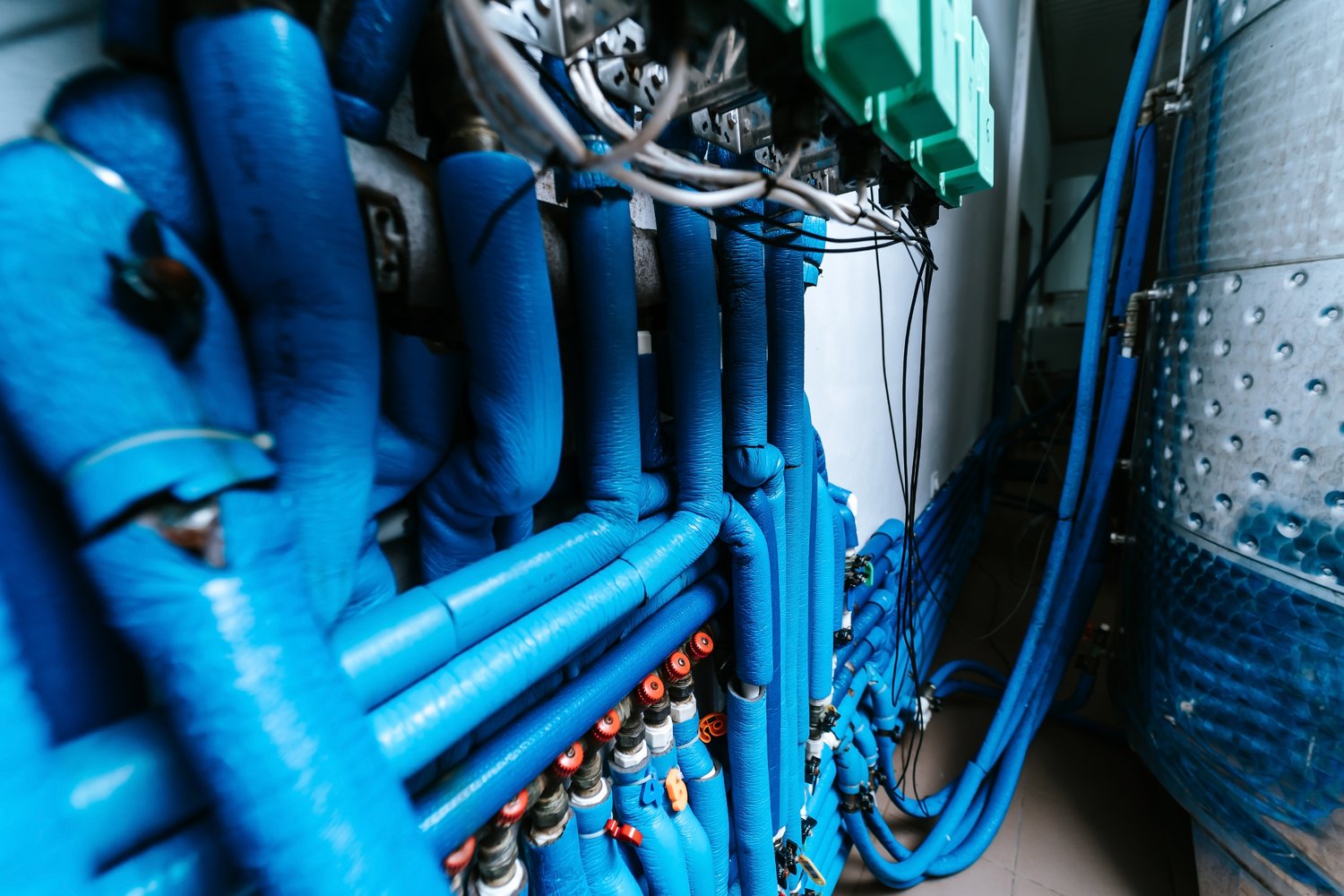 Dlaczego szumi instalacja wodna w ścianach i jak to naprawić