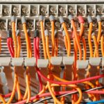 Dlaczego trzeszczy instalacja elektryczna w ścianach