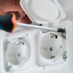 Jak bezpiecznie podłączyć kabel elektryczny do gniazdka