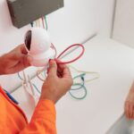 Jak bezpiecznie przedłużyć przewód elektryczny w ścianie