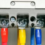 Jak prawidłowo dobierać i montować końcówki kablowe w instalacjach elektrycznych