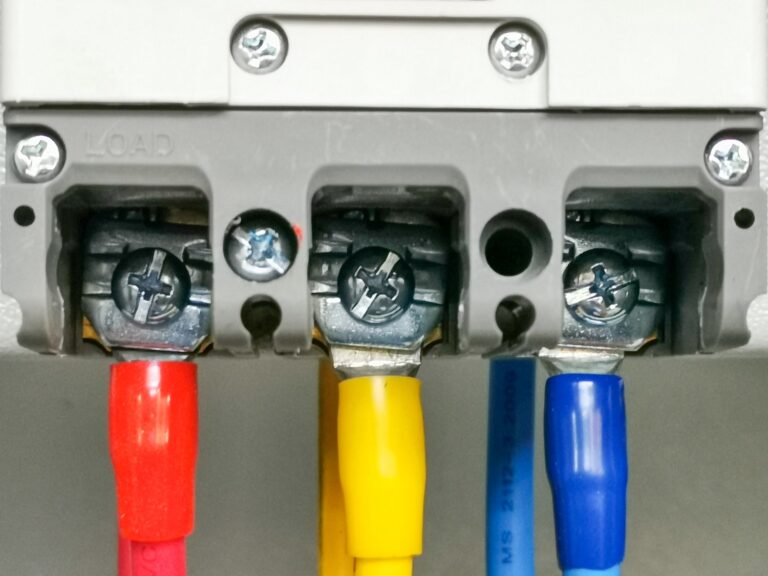 Jak prawidłowo dobierać i montować końcówki kablowe w instalacjach elektrycznych