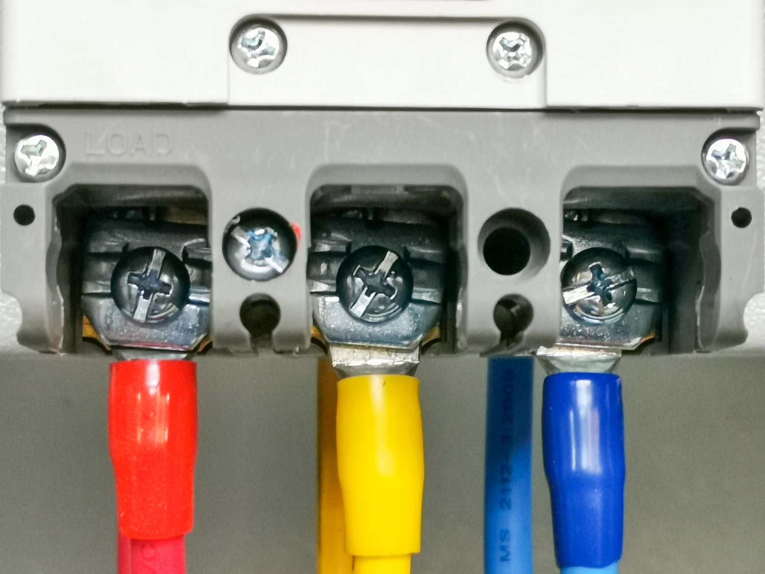 Jak prawidłowo dobierać i montować końcówki kablowe w instalacjach elektrycznych