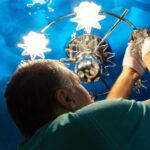 Jak prawidłowo zamontować lampę sufitową w salonie