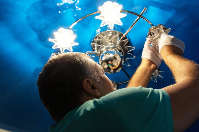 Jak prawidłowo zamontować lampę sufitową w salonie