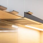 Jak prawidłowo zamontować oświetlenie pod szafkami kuchennymi