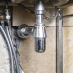 Jak udrożnić zatkany syfon w umywalce bez wzywania hydraulika