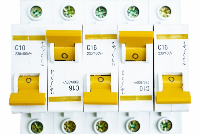 Jak wybierać wyłączniki różnicowoprądowe z ochroną nadprądową dla instalacji elektrycznych