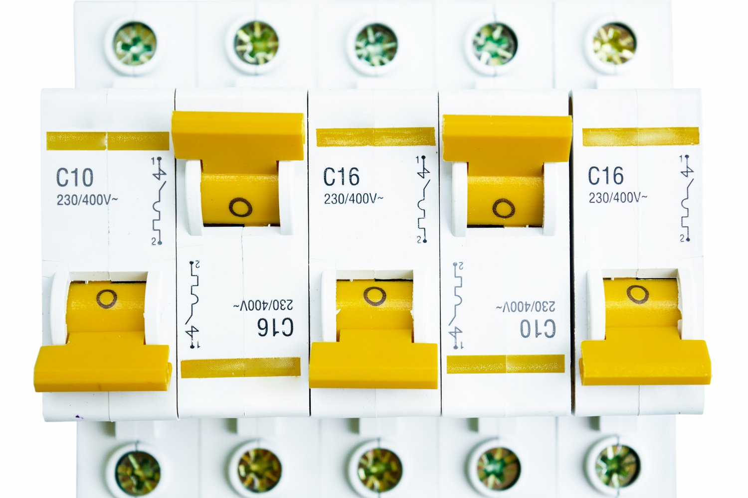 Jak wybierać wyłączniki różnicowoprądowe z ochroną nadprądową dla instalacji elektrycznych