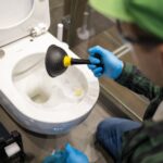 Jak wymienić mechanizm spłukujący w misce WC