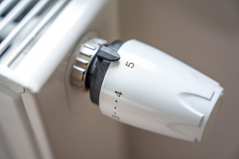 Jak prawidłowo wybrać i zamontować śrubunek do grzejnika w systemie grzewczym