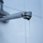 Dlaczego kapie bateria prysznicowa po wyłączeniu wody