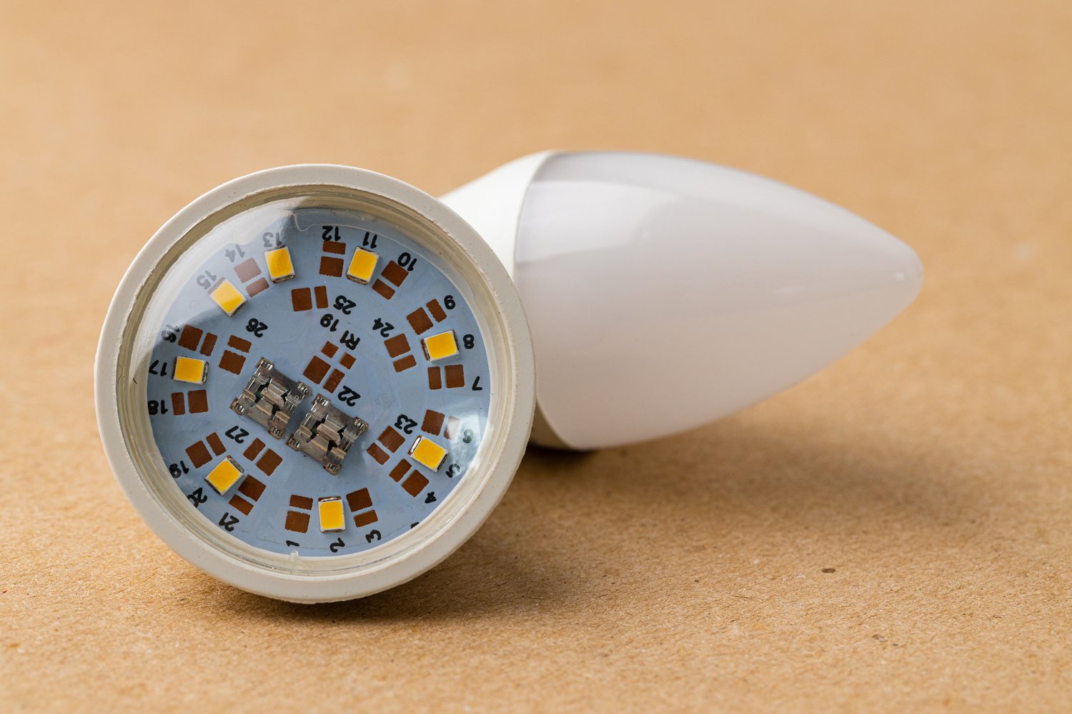 Dlaczego migają żarówki LED po wyłączeniu światła i jak to naprawić