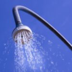 Dlaczego słabo płynie woda z prysznica i jak zwiększyć ciśnienie