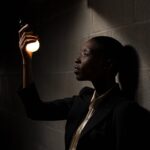 Dlaczego słabo świecą żarówki w niektórych pokojach