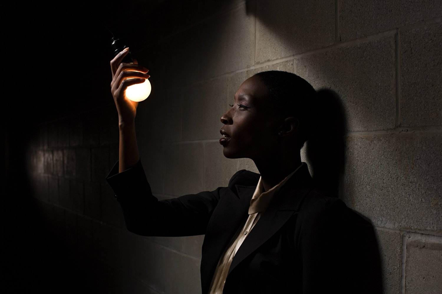 Dlaczego słabo świecą żarówki w niektórych pokojach