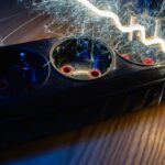 Dlaczego trzeszczy w gniazdku elektrycznym podczas podłączania