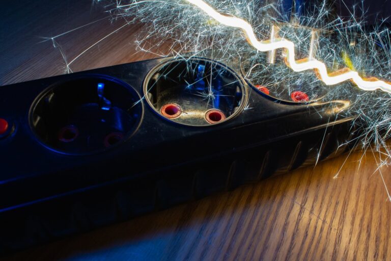 Dlaczego trzeszczy w gniazdku elektrycznym podczas podłączania